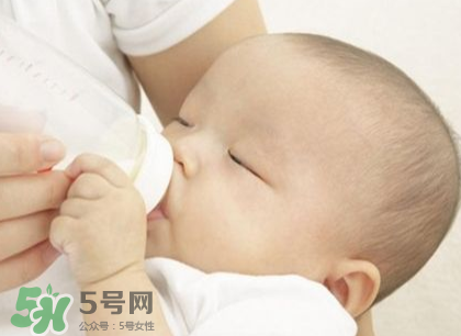 新生兒嗜睡吃奶量少要緊嗎？新生兒吃奶量少怎么辦？