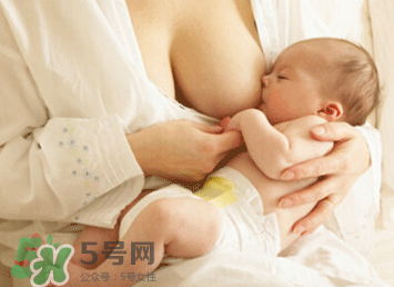 新生兒嗜睡吃奶量少要緊嗎？新生兒吃奶量少怎么辦？