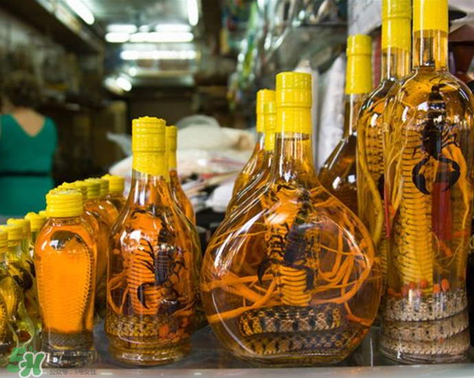 毒蛇泡在酒里為什么不死？毒蛇泡酒不死是什么原因？