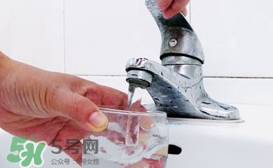 自來水為什么不能直接喝？自來水洗過的水果為什么可以吃？