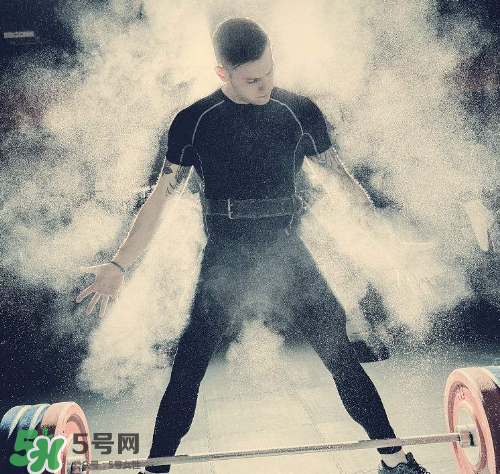 硬拉能練腹肌嗎？硬拉可以練腹肌嗎？
