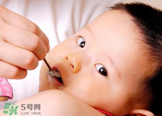 母乳喂養(yǎng)胸部會變形嗎？如何避免產(chǎn)后乳房變形？