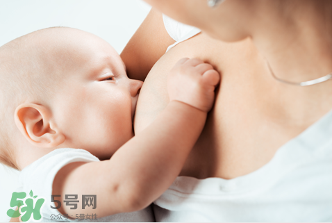 母乳喂養(yǎng)胸部會變形嗎？如何避免產(chǎn)后乳房變形？