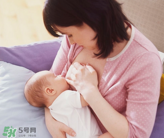 母乳喂養(yǎng)胸部會變形嗎？如何避免產(chǎn)后乳房變形？