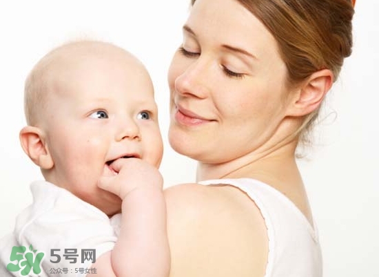 母乳喂養(yǎng)胸部會變形嗎？如何避免產(chǎn)后乳房變形？