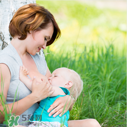 母乳喂養(yǎng)胸部會變形嗎？如何避免產(chǎn)后乳房變形？