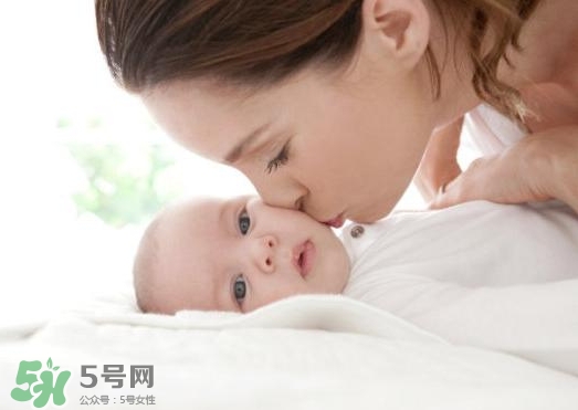 新生兒獨(dú)自睡覺(jué)好嗎？新生兒要跟父母睡嗎？