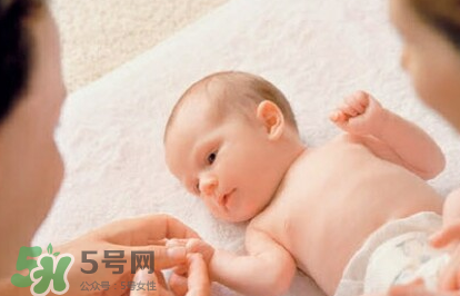新生兒要多抱抱嗎？新生兒應(yīng)該是多抱還是多躺？