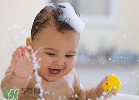 新生兒痤瘡多久會(huì)好？新生兒痤瘡能用百多邦嗎？