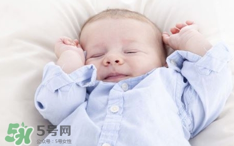 寶寶睡覺為什么會笑？寶寶睡覺笑出聲是做夢了嗎？