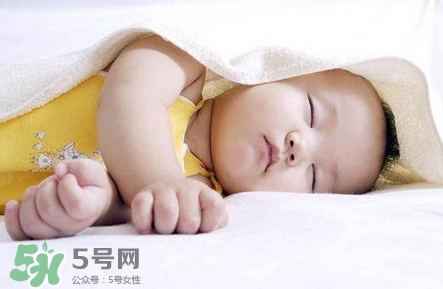 寶寶發(fā)燒睡著了要叫醒吃藥嗎？9個(gè)處理寶寶發(fā)燒的辦法