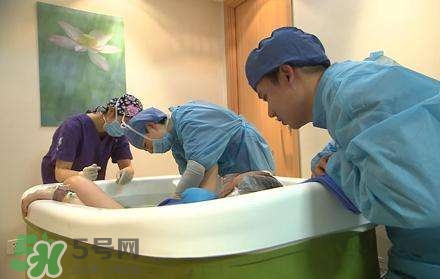 水中分娩時寶寶會嗆水嗎？水中分娩寶寶不會淹嗎？