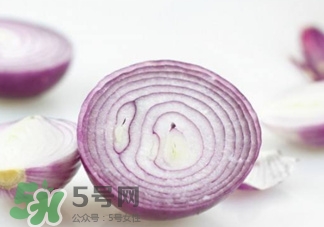 洋蔥榨汁能每天喝嗎？洋蔥汁能治什么?。?></p><h3>洋蔥怎么吃預(yù)防疾病</h3><p>防治心臟?。好刻彀氡笫[汁</p><p>洋蔥一種有血管擴(kuò)張功能的食物，能夠軟化血管，促進(jìn)引起血壓升高的鈉鹽等物質(zhì)的排泄，因此能調(diào)節(jié)血脂，降壓和預(yù)防血栓形成，很好的預(yù)防和輔助治療心臟病。</p><p>哈佛醫(yī)學(xué)院心臟科教授克多格爾威治博士指出，每天生吃半個(gè)洋蔥，或喝等量的洋蔥汁，平均可增加心臟病人約30%的高密度脂蛋白膽固醇HDL含量(HDL：有助于預(yù)防動(dòng)脈粥狀硬化的膽固醇，就是〝好〞的膽固醇。)</p><p>補(bǔ)鈣：每天一盤炒洋蔥</p><p>洋蔥中含有一定鈣質(zhì)，并且其含有的揮發(fā)性硫化物可阻止鈣流失，如果單純的補(bǔ)鈣，而不阻止鈣流失，那補(bǔ)的鈣再多也沒用。</p><p>而鈣流失就是骨質(zhì)疏松的主要癥狀。瑞士科學(xué)家說(shuō)，常吃洋蔥能提高骨密度，預(yù)防骨質(zhì)疏松。</p><p style=