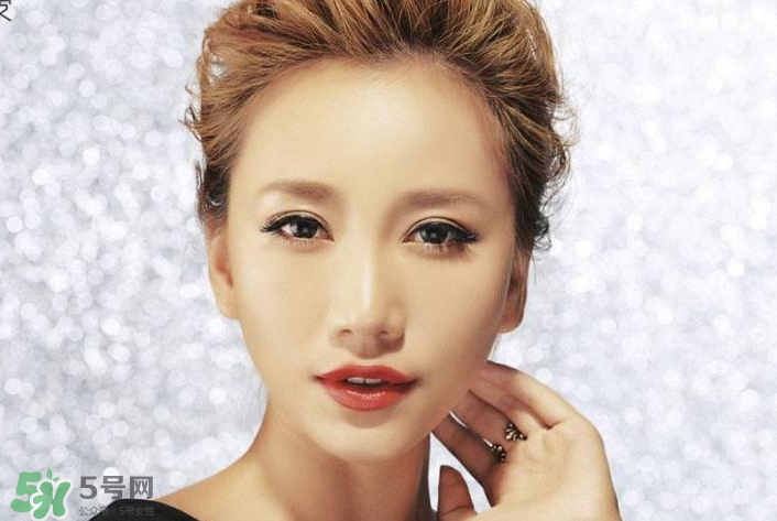 生理鹽水能泡隱形眼鏡嗎？生理鹽水能泡美瞳嗎？