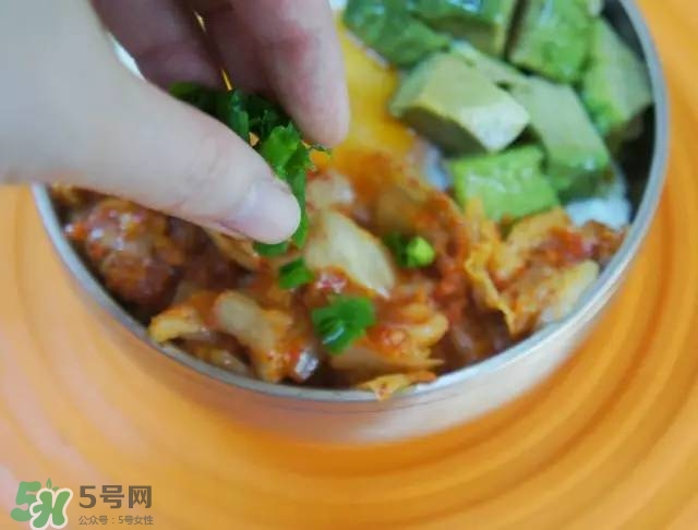 牛油果沙拉怎么做？牛油果沙拉用什么醬？