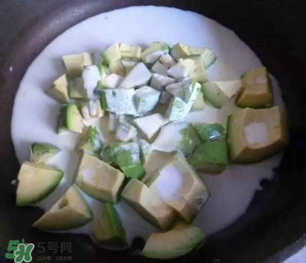 牛油果沙拉怎么做？牛油果沙拉用什么醬？