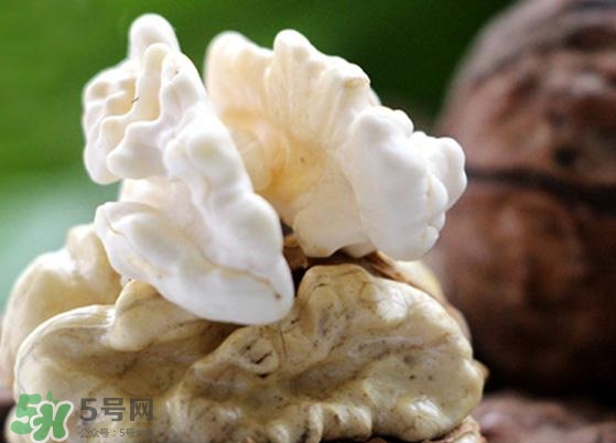 新鮮核桃外殼發(fā)霉能吃嗎？新鮮核桃長(zhǎng)毛還能吃嗎？