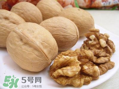 吃核桃對頭發(fā)有什么好處？為什么吃核桃對頭發(fā)生長有好處？