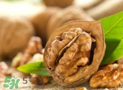 吃核桃對頭發(fā)有什么好處？為什么吃核桃對頭發(fā)生長有好處？