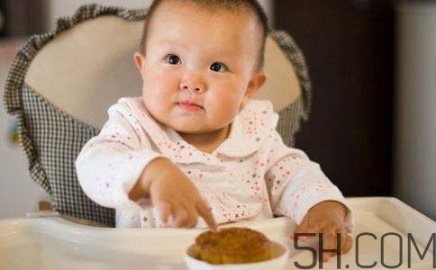 寶寶多大可以吃月餅？寶寶吃月餅會上火嗎？