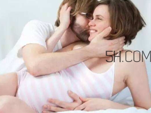 孕晚期同房有助于生產(chǎn)嗎？孕晚期同房對(duì)胎兒有影響嗎？