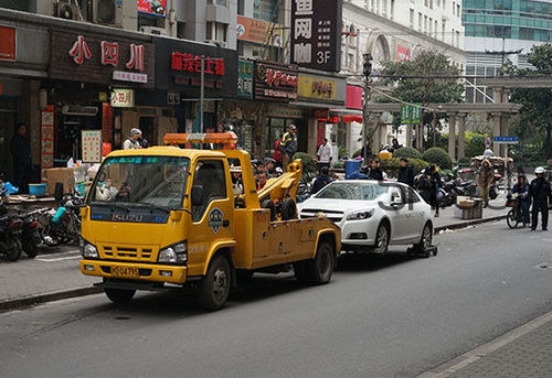 汽車拖車費能報嗎？汽車的前后拖車孔怎么打開？