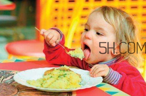 教會寶寶自己吃飯，你做到這些了嗎？
