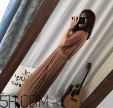 焦糖色裙子配什么上衣？焦糖色裙子配什么顏色上衣好看