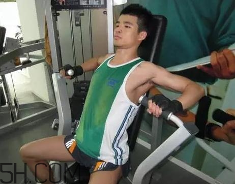 坐姿推胸能練下胸嗎？坐姿推胸和臥推哪個效果好？