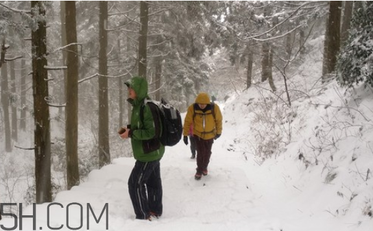下雪爬山要準備什么？爬山后小腿疼怎么按摩？