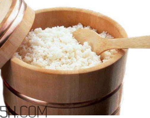 煮飯用熱水還是冷水？煮飯要放多少水