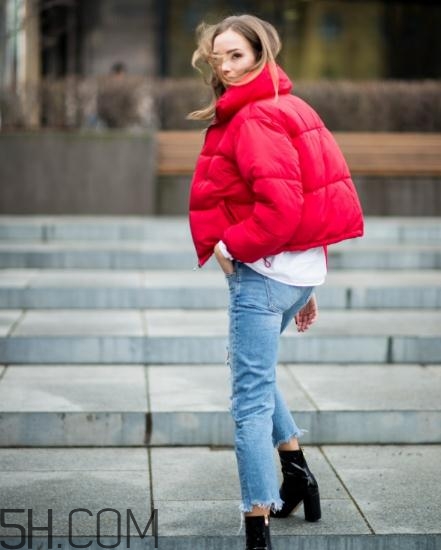 紅色羽絨服怎么搭配？紅色羽絨服搭配圖片