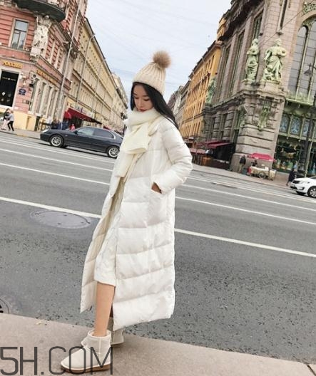 白色羽絨服配什么鞋子？白色羽絨服搭配鞋子圖片