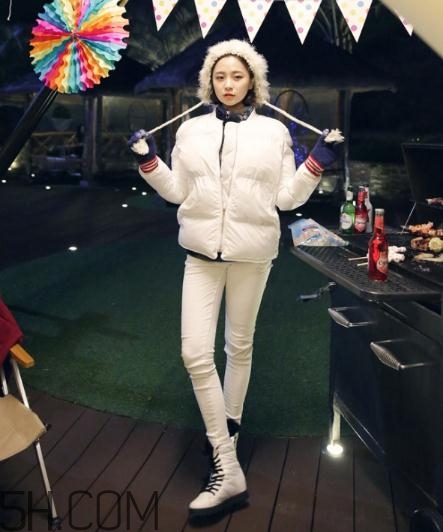 白色羽絨服配什么鞋子？白色羽絨服搭配鞋子圖片