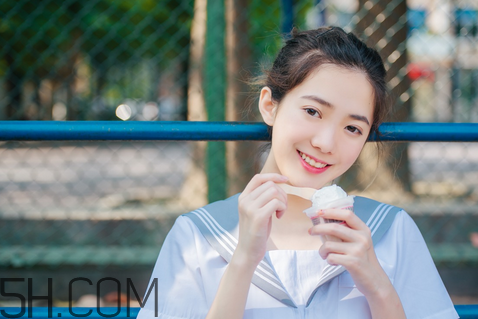 美寶蓮小燈管16號(hào)奶茶色好看嗎？學(xué)生黨口紅什么顏色好看？