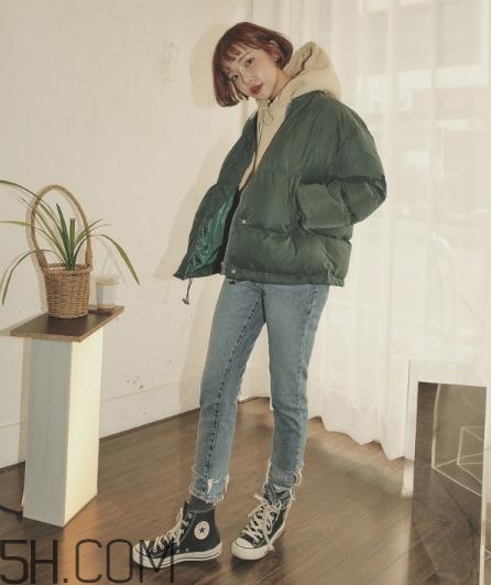 軍綠色羽絨服怎么搭配？軍綠色羽絨服搭配圖片