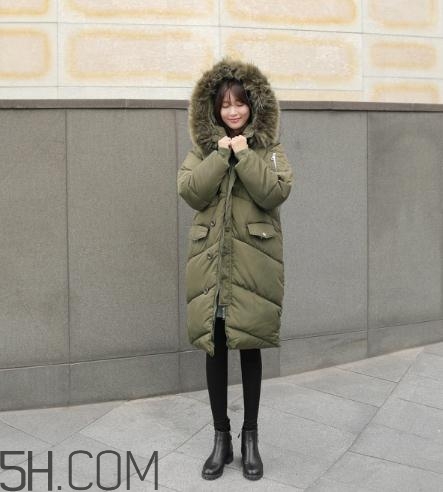 軍綠色羽絨服怎么搭配？軍綠色羽絨服搭配圖片