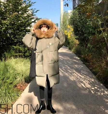 軍綠色羽絨服怎么搭配？軍綠色羽絨服搭配圖片