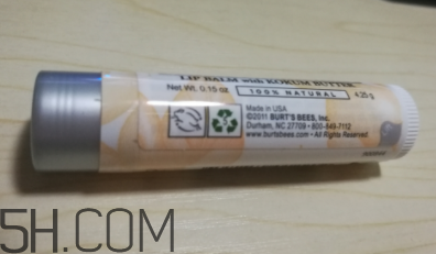 小蜜蜂細致修護唇膏很油嗎？夏天用合適嗎？