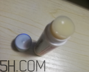 小蜜蜂細致修護唇膏很油嗎？夏天用合適嗎？