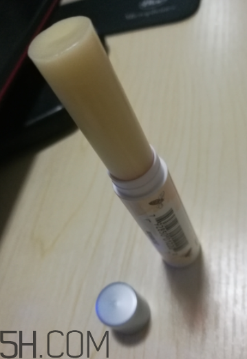 小蜜蜂細致修護唇膏很油嗎？夏天用合適嗎？