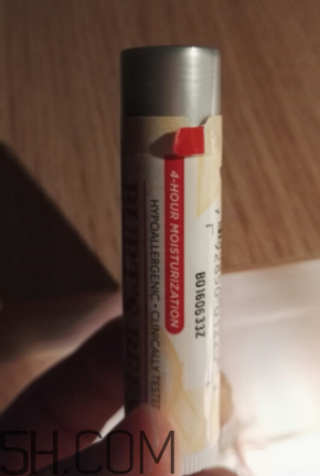 小蜜蜂細致修護唇膏很油嗎？夏天用合適嗎？