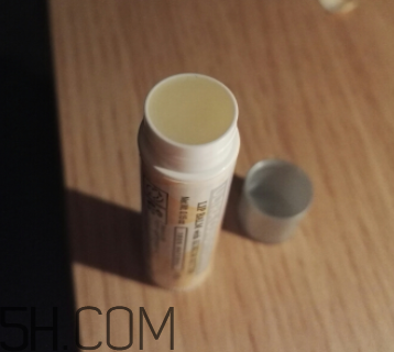 小蜜蜂細致修護唇膏很油嗎？夏天用合適嗎？