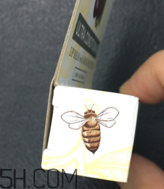 小蜜蜂細致修護唇膏很油嗎？夏天用合適嗎？
