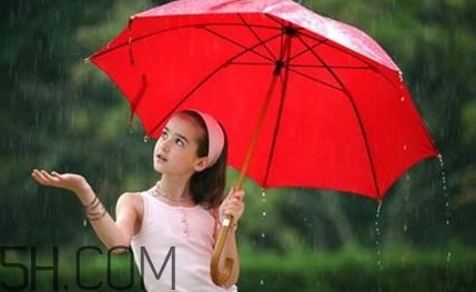 女生說(shuō)記得帶傘什么意思？女生說(shuō)雨傘什么意思？