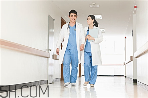 牙周炎跟腎虛有關系嗎？牙周炎跟上火有關系嗎？