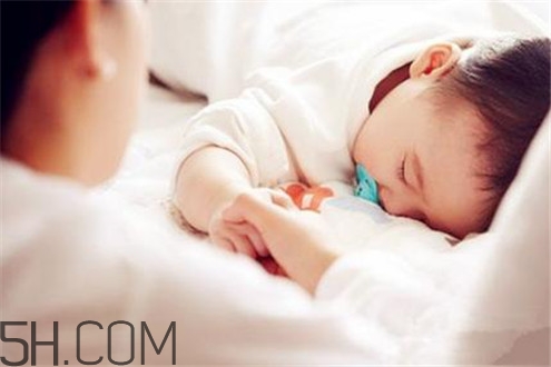 冬天空調(diào)開多少度比較適合嬰兒？嬰兒發(fā)燒可以開空調(diào)嗎？