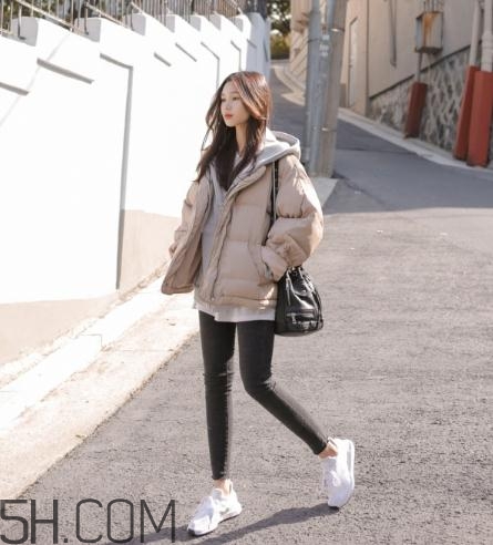 米色羽絨服怎么搭配？米色羽絨服搭配圖片