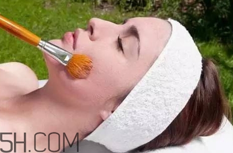 刷酸爆痘正常嗎？為什么刷酸會爆痘？