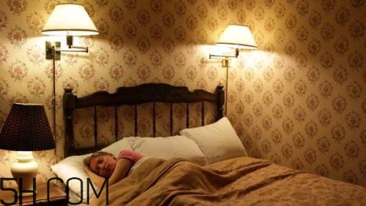 睡覺不關(guān)燈的危害有哪些？如何正確的睡個美容覺？